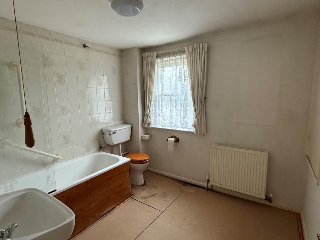 Lot: 145 - HOUSE IN NEED OF IMPROVEMENT - Bathroom of House in need of Improvement